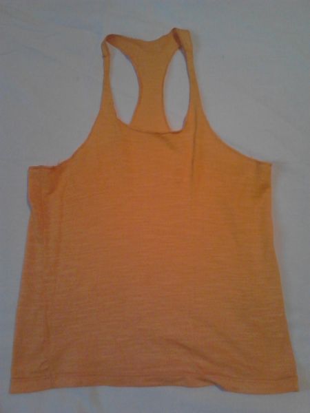 Blusinha com decote trazeiro.