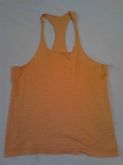 Blusinha com decote trazeiro.